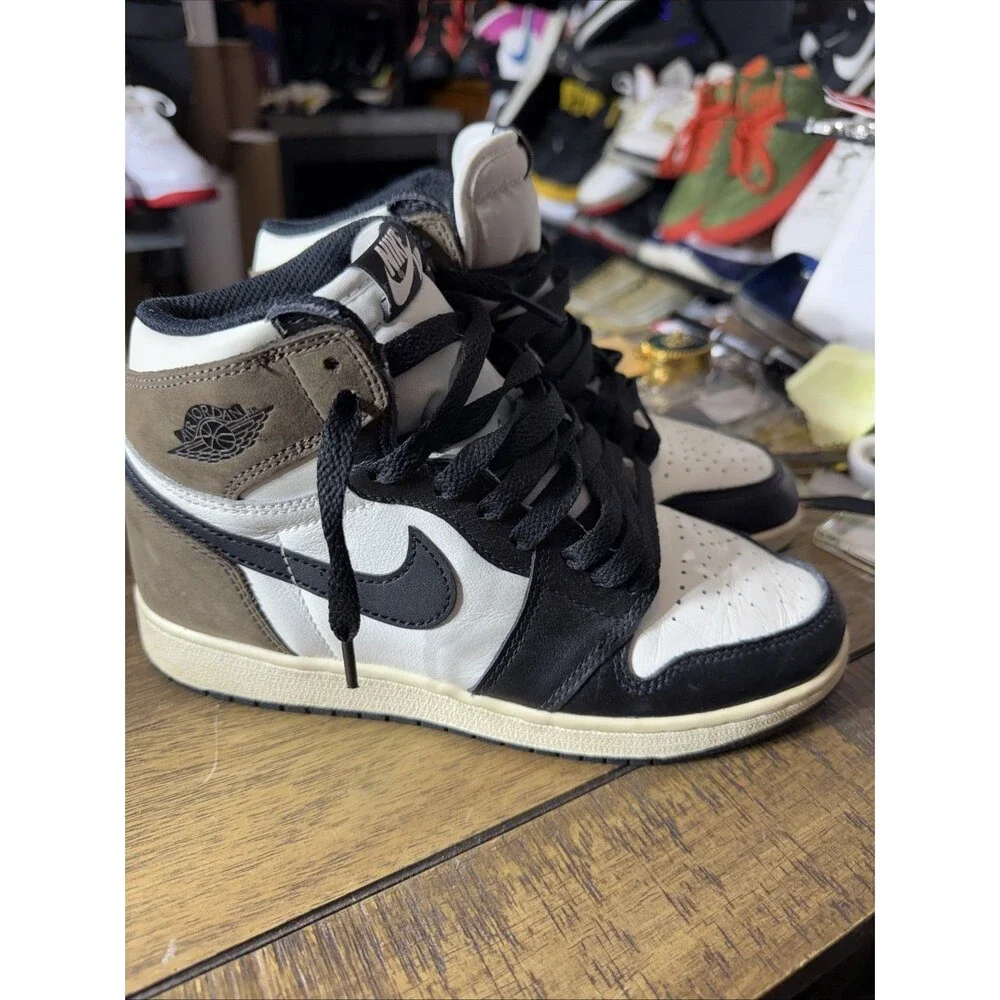 Size 4y 5.5 Women’s - Jordan 1 Retro OG High Dark Mocha GS